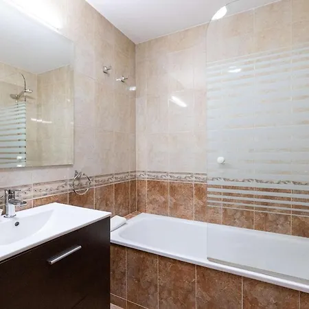 Spacious 3-bedroom In * Μάλαγα
